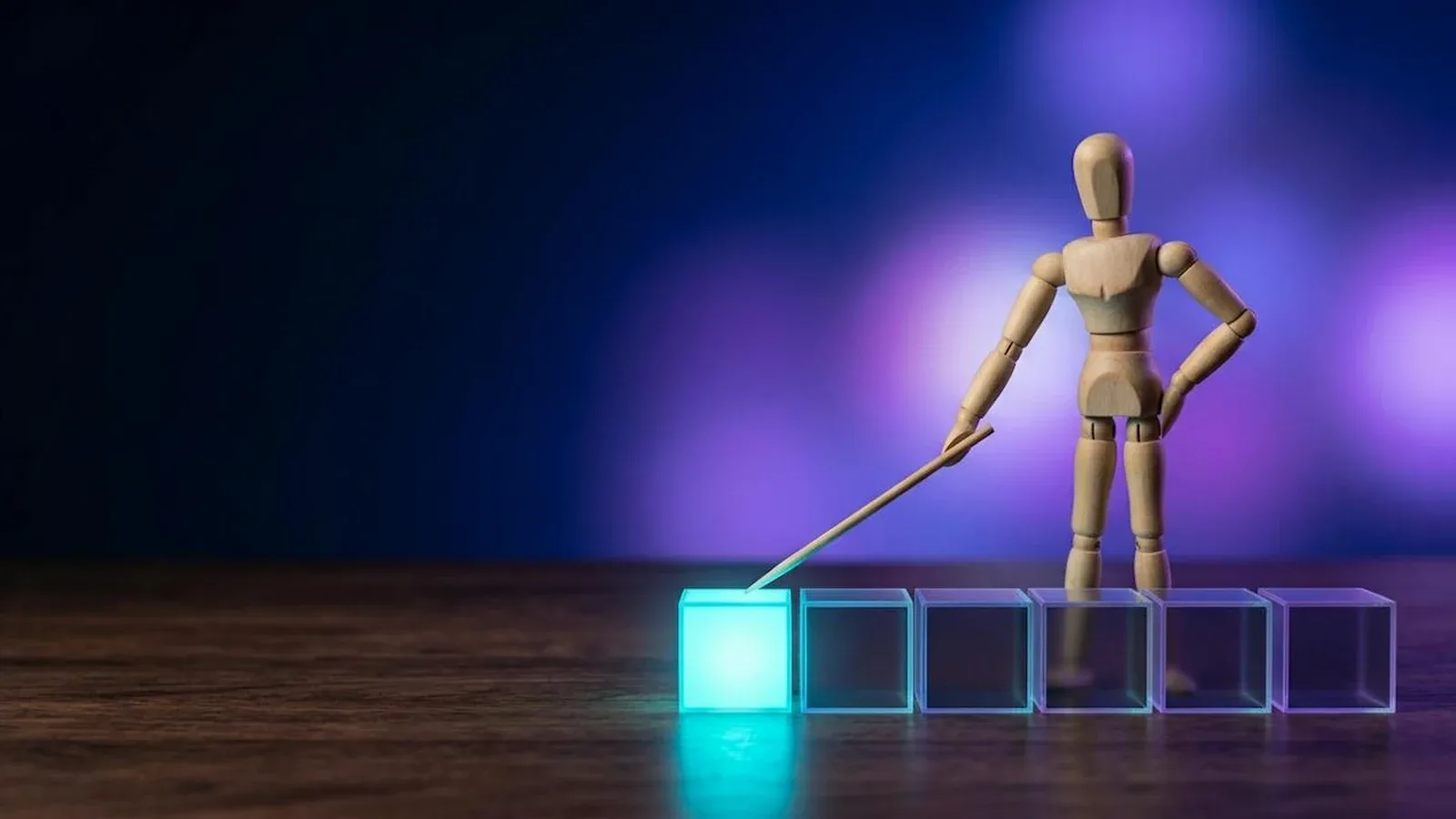 Estrategia digital: muñeco de madera señala con un puntero el primero de una fila de bloques de luz, el único encendido en cian.